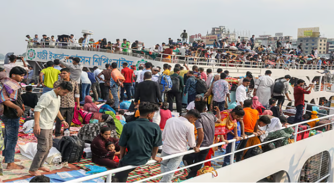 নিয়ম অমান্য করে লঞ্চের ছাদে চড়ে গন্তব্যে যাচ্ছে মানুষ। লঞ্চ টার্মিনাল, সদরঘাট, ঢাকা